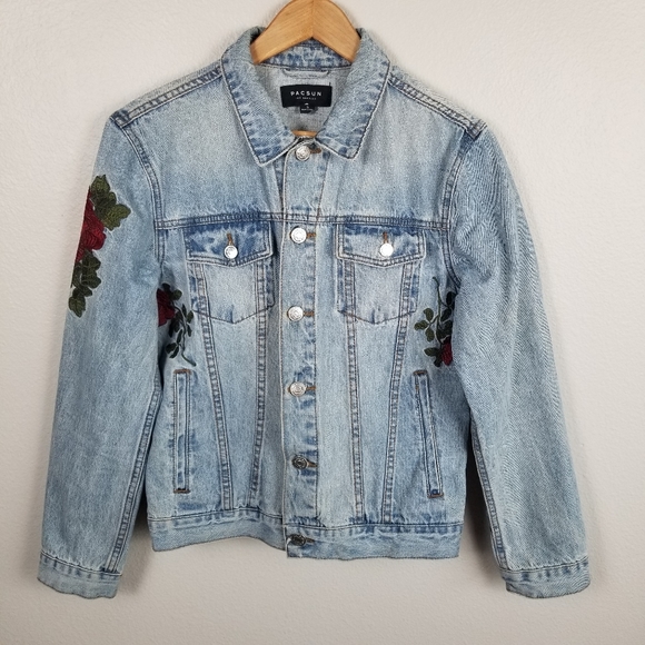 PacSun Light-Wash Crimson Rose Embroidered Blue Denim Trucker Jacket Size Small - Picture 2 of 11